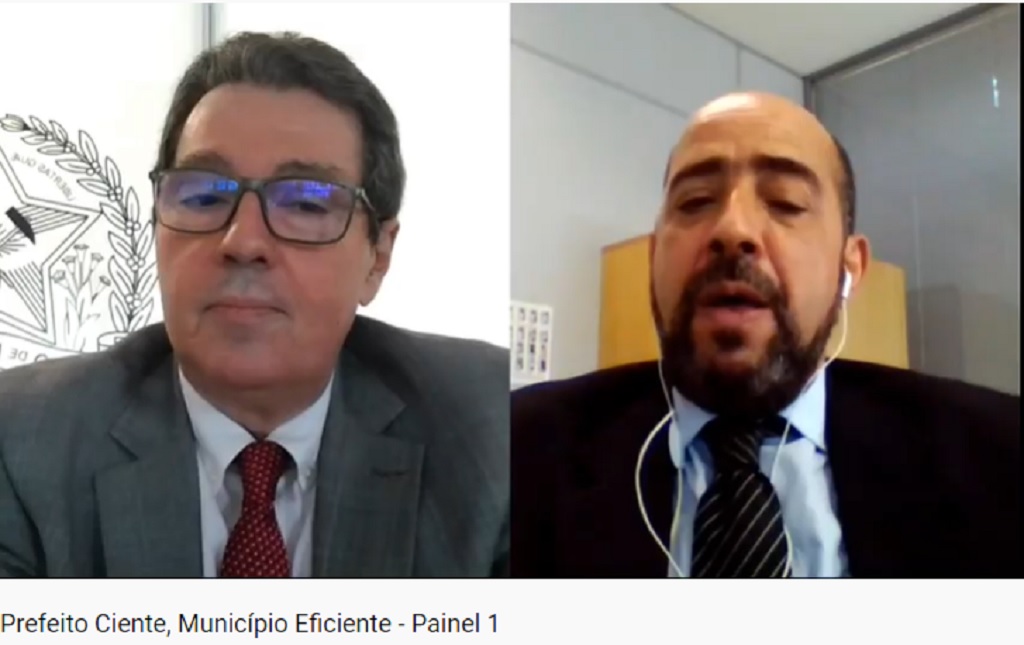 Mediador Carlos Pavan e palestrante Júlio César Rocha