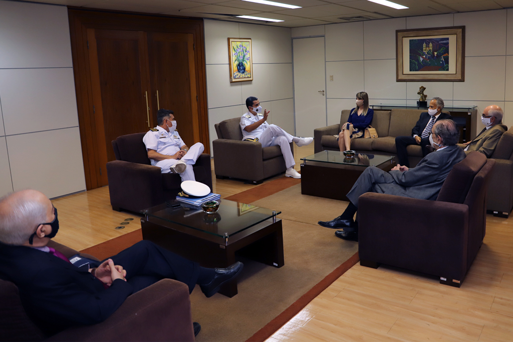 O vice-almirante e  o capitão-de-mar-e-guerra foram recebidos no Salão Nobre (Foto: Thiago Rios Gomes ) 