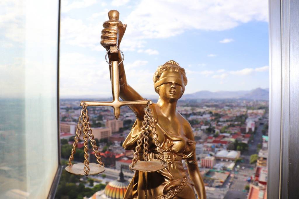 foto de uso livre, retirada do site: site https://pixabay.com/pt/photos/jur%C3%ADdico-direito-justi%C3%A7a-5293018/ 