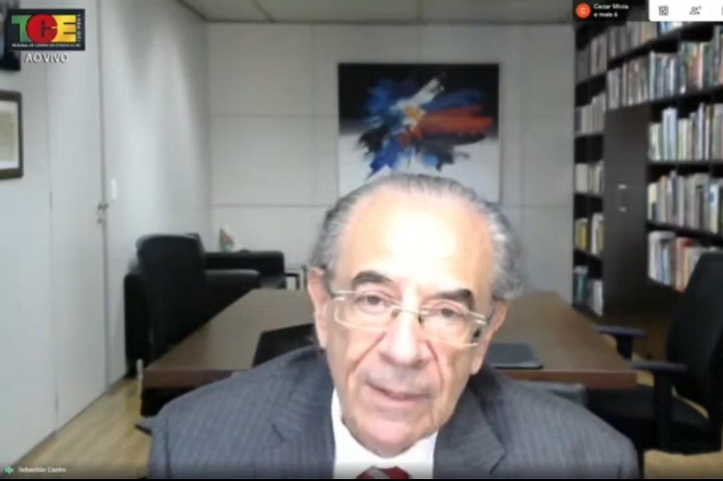 Conselheiro do TCEMG Sebastião Helvecio durante debate
