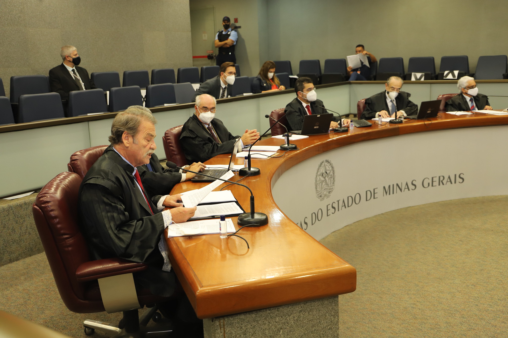 O relator Durval Ângelo durante leitura do seu voto (Foto: Alda Clara)