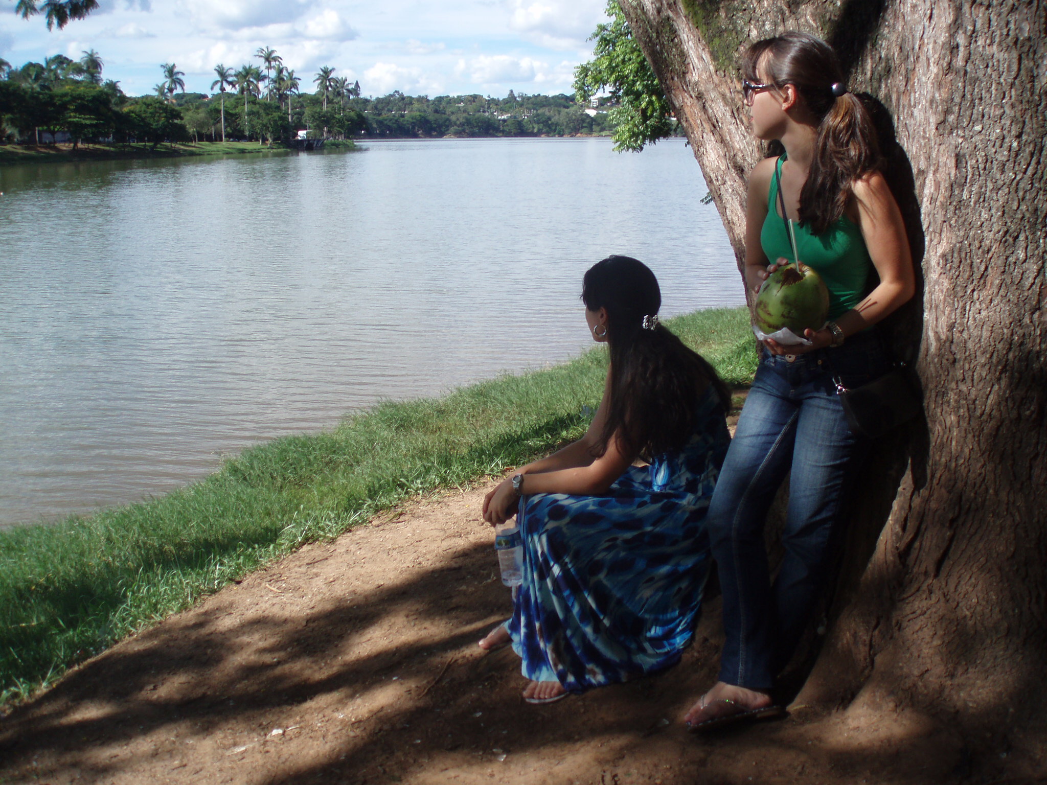 Turistas aproveitam paisagem da Lagoa da Pampulha