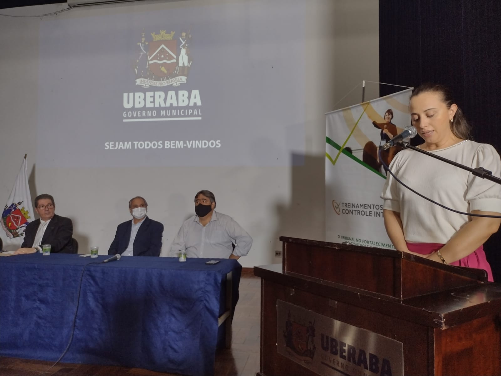 Controladora-geral de Uberaba, Poliana Souza, em discurso de abertura