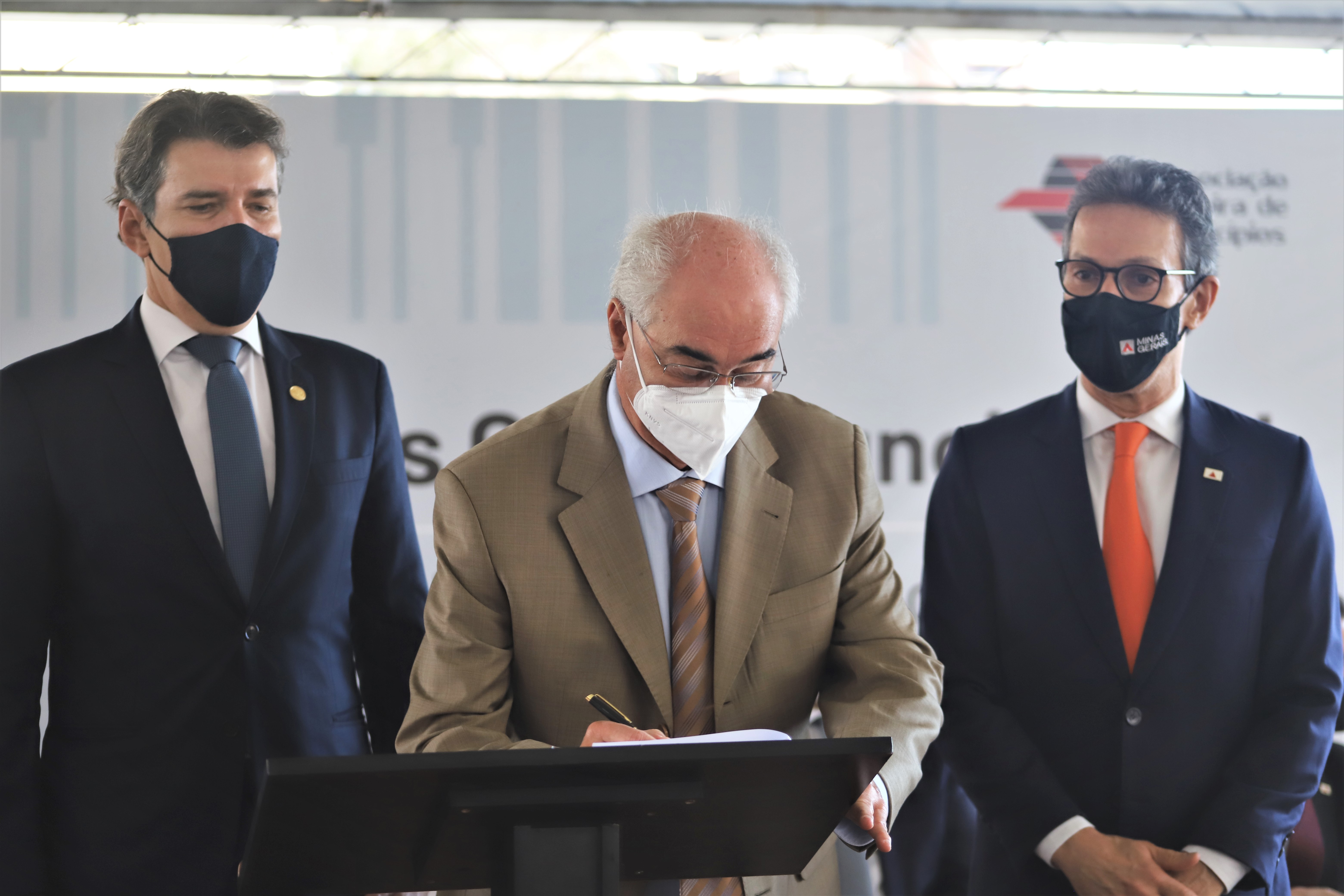 Presidente Mauri Torres assina acordo de repasses de verba da saúde para municípios