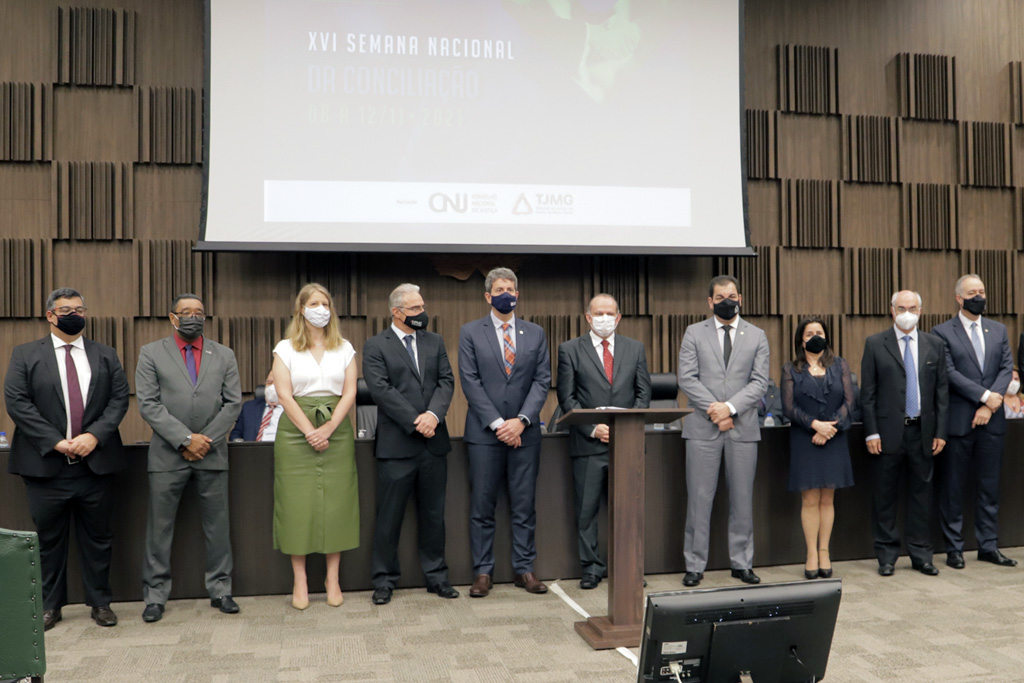 Após a assinatura do acordo os participantes posaram para a foto oficial (Foto: Thiago Rios Gomes)