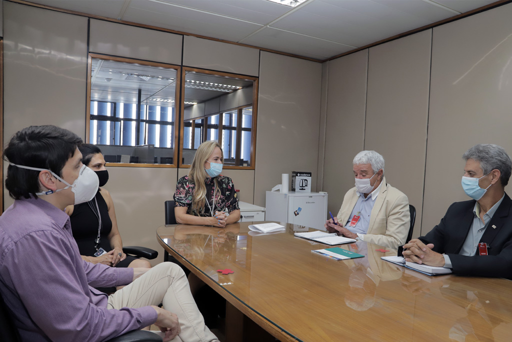 Os representantes de Santos Dumont foram recebidos na Ouvidoria do TCEMG (Foto: Thiago Rios Gomes)