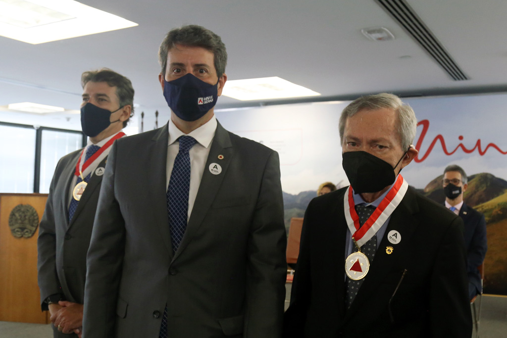 Conselheiro José Alves Viana é homenageado com medalha da AGE - Tribunal de  Contas do Estado de Minas Gerais / TCE-MG