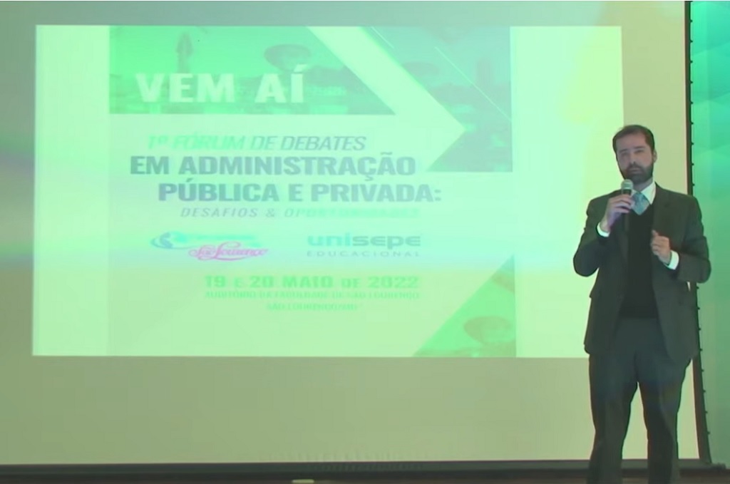 Superintendente de Controle Externo durante palestra no sul de Minas