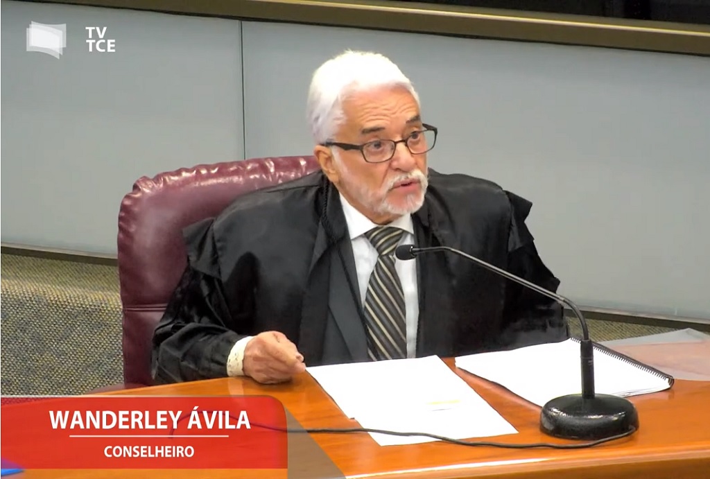 Conselheiro Wanderley Ávila durante sessão plenária - foto: TVTCE