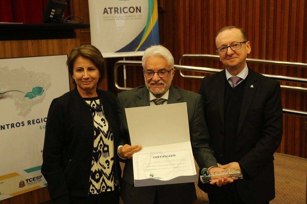 Decano Wanderley Ávila é homenageado durante as comemorações dos 30 anos da Atricon
