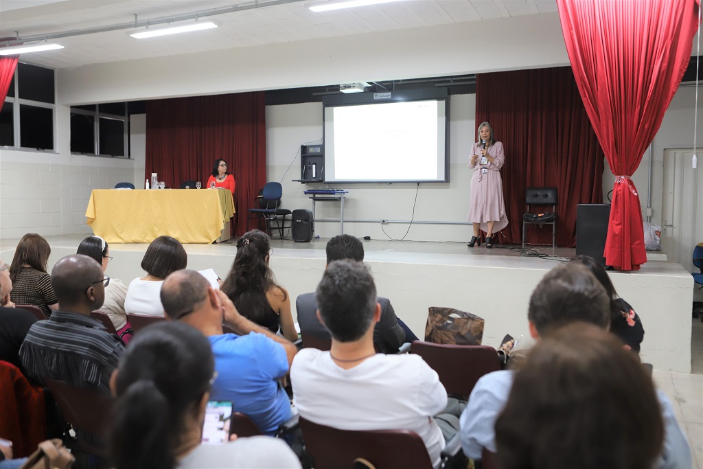 A diretora da Escola de Contas ministrou a palestra de abertura do Encontro (Foto: Felipe Jácome)