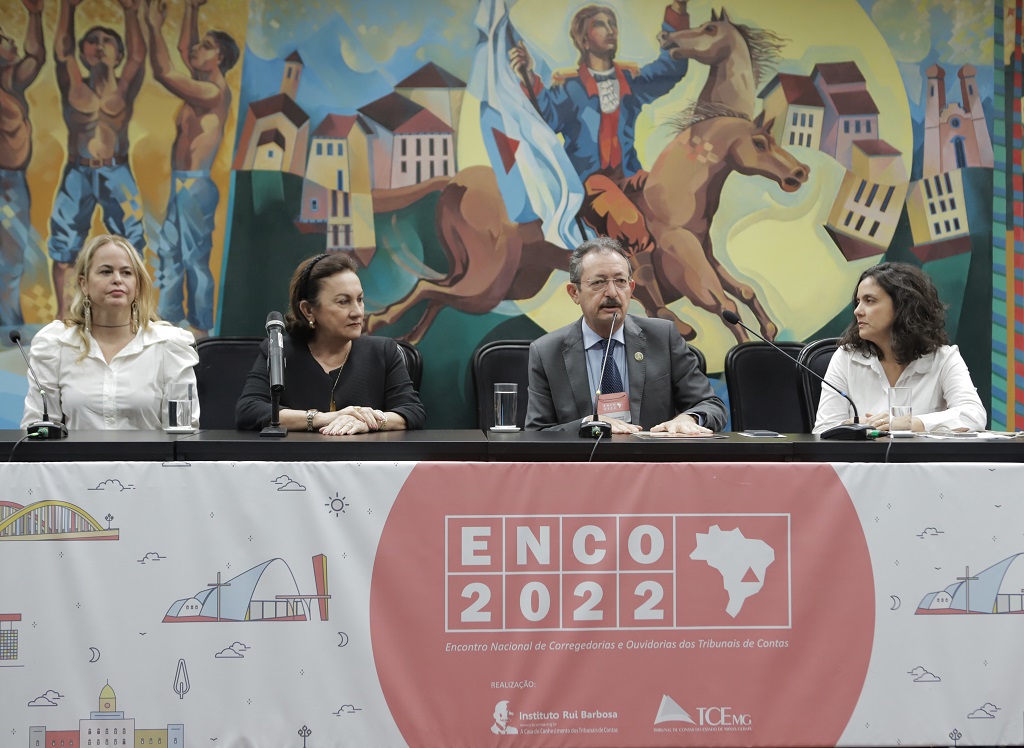 Das esq. p/ dir. Coordenadora da Ouvidoria do TCEMG, Renata Machado; a conselheira Ouvidora do TCERR, Cilene Salomão; O conselheiro do TCERN, Gilberto Jales; e a Coordenadora da Corregedoria do TCEMG, Flávia Ávila (Foto: Thiago Rios Gomes)