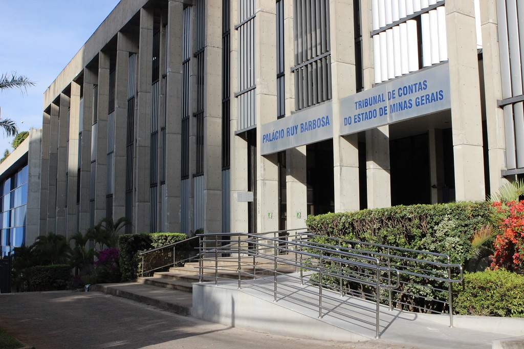 Presidente do Tribunal de Contas e diretor da Faculdade de Direito da UFMG  debatem cooperação técnica - Tribunal de Contas do Estado de Minas Gerais /  TCE-MG