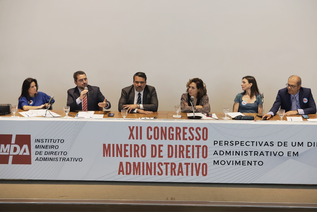 Conselheiro Cláudio Terrão, segundo na mesa de palestras que debateu concessões (Foto: Thiago Rios Gomes)