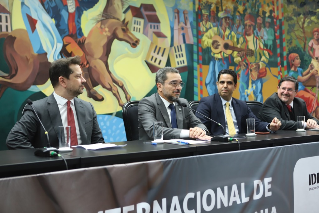(Conselheiro Cláudio Terrão, de gravata azul, mediou Painel 2 - Foto: Felipe Jacome)