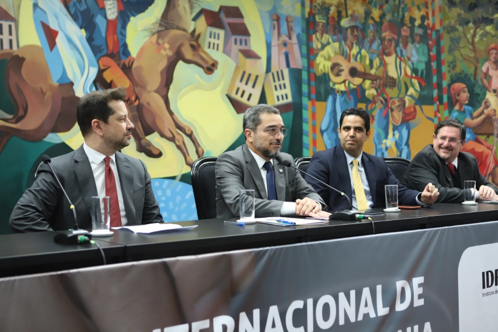 Presidente do Tribunal de Contas e diretor da Faculdade de Direito da UFMG  debatem cooperação técnica - Tribunal de Contas do Estado de Minas Gerais /  TCE-MG