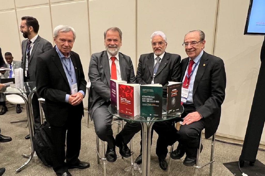 Conselheiros prestigiam lançamento de livros de Durval Ângelo durante VIII ENTC - foto: Luiz Cláudio Mendes