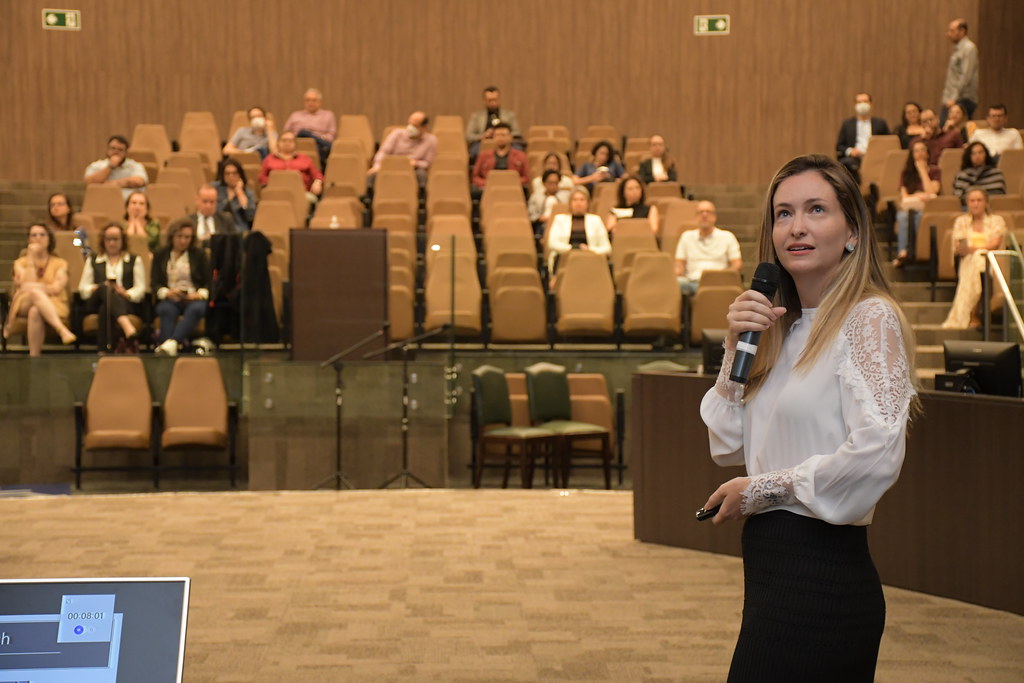 Coordenadora apresenta laboratório de inovação do TCEMG (Foto: Cecília Pederzoli / TJMG)
