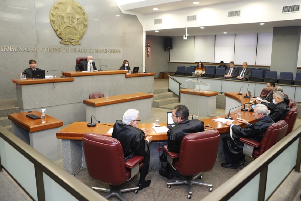 Presidente do Tribunal de Contas e diretor da Faculdade de Direito da UFMG  debatem cooperação técnica - Tribunal de Contas do Estado de Minas Gerais /  TCE-MG