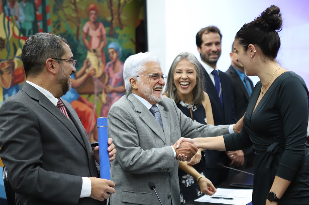 A destaque acadêmico Marina Rajão Maciel recebe os cumprimentos do conselheiro Wanderley Ávila - fotos Felipe Jácome