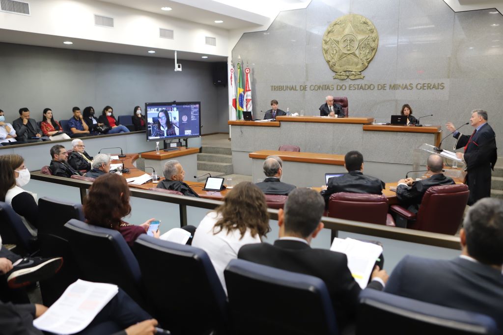 Tribunal Pleno realizado no dia 7, sob a presidência do conselheiro Mauri Torres - Foto: Felipe Jácome