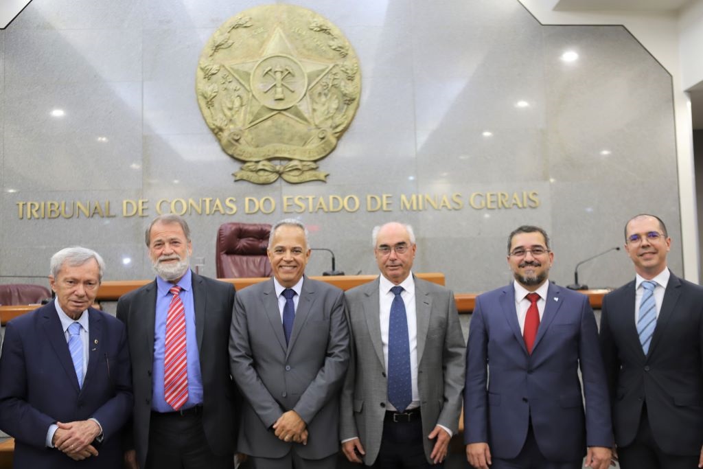 Presidente do Tribunal de Contas e diretor da Faculdade de Direito da UFMG  debatem cooperação técnica - Tribunal de Contas do Estado de Minas Gerais /  TCE-MG