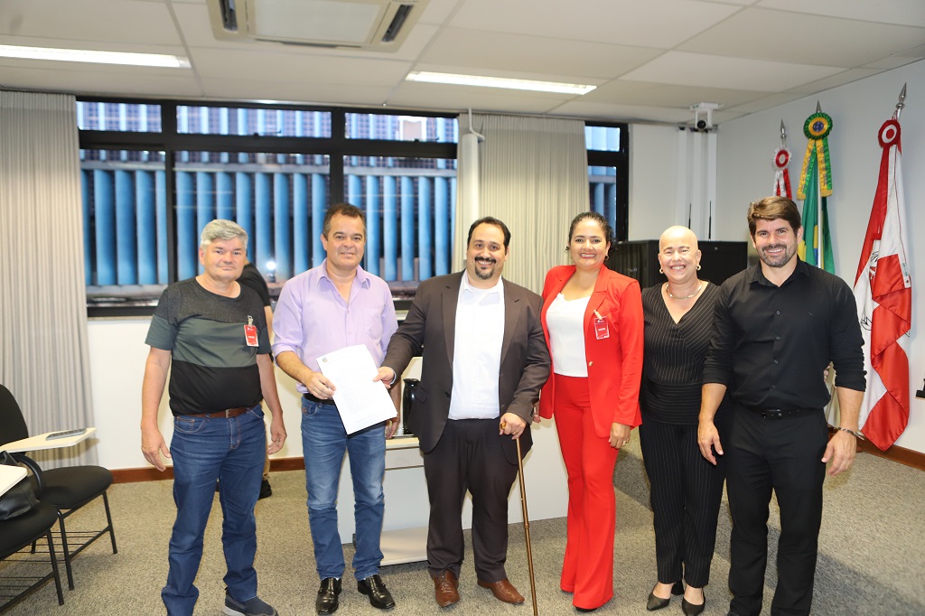 Vereadores entregam sugestões de parcerias para capacitação de servidores municipais - foto: Lucas Borges
