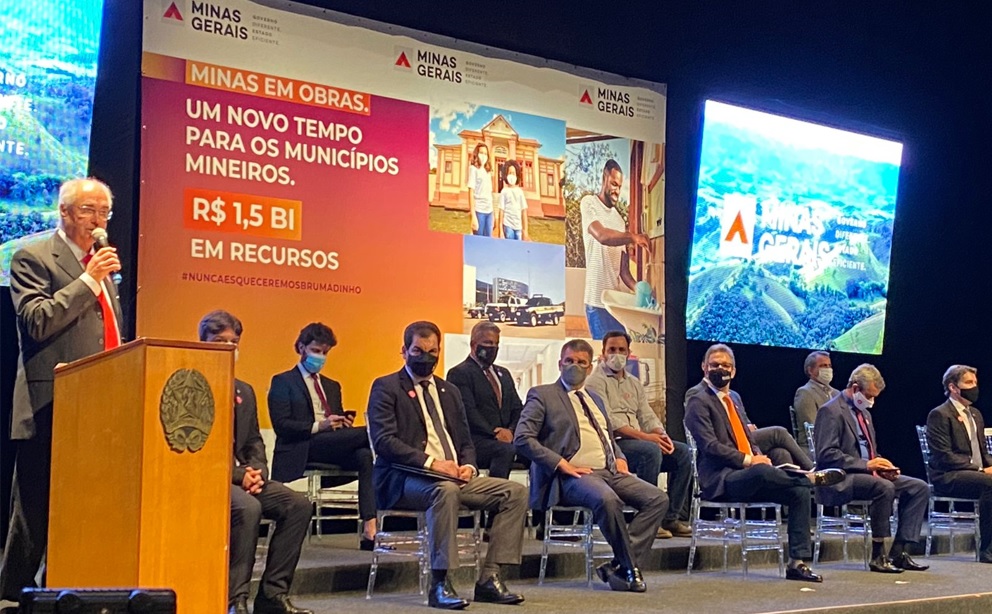 Autoridades mineiras durante cerimônia de repasse dos recursos da Vale para os municípios, em agosto de 2021
