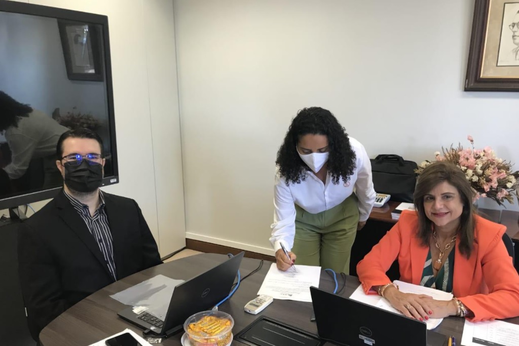 Adelaide assina certificado de aprovação do TCC apresentado em novembro/22, entre os professores Diogo Ferreira e Luciana Raso