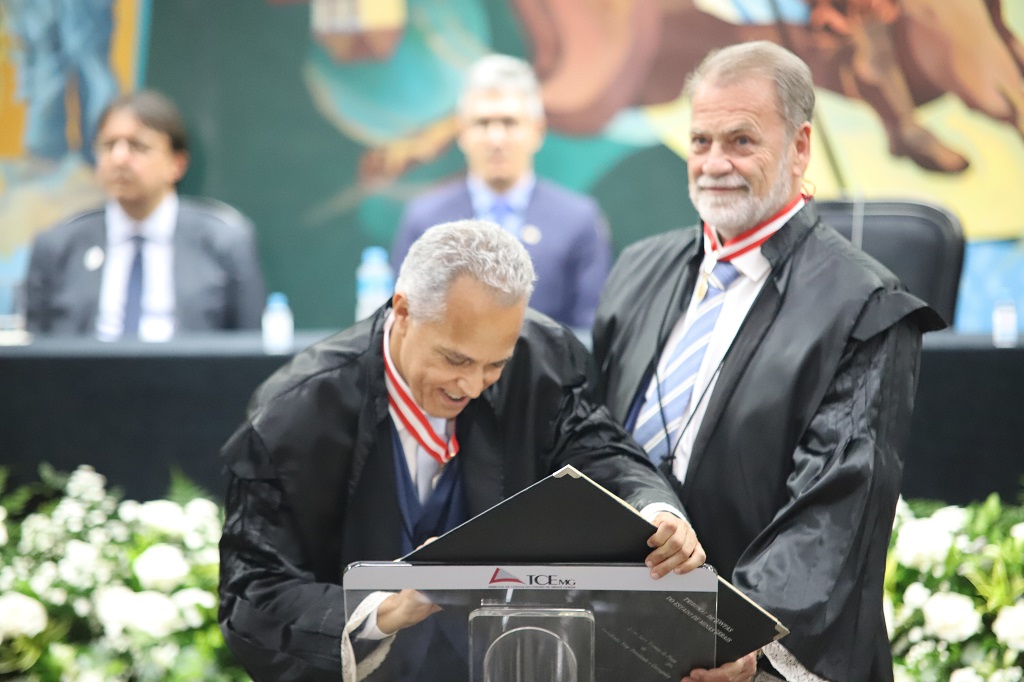 Presidente do Tribunal de Contas e diretor da Faculdade de Direito da UFMG  debatem cooperação técnica - Tribunal de Contas do Estado de Minas Gerais /  TCE-MG