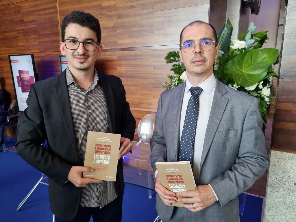 O assessor Lucas Alvim e o conselheiro substituo Telmo Passareli 