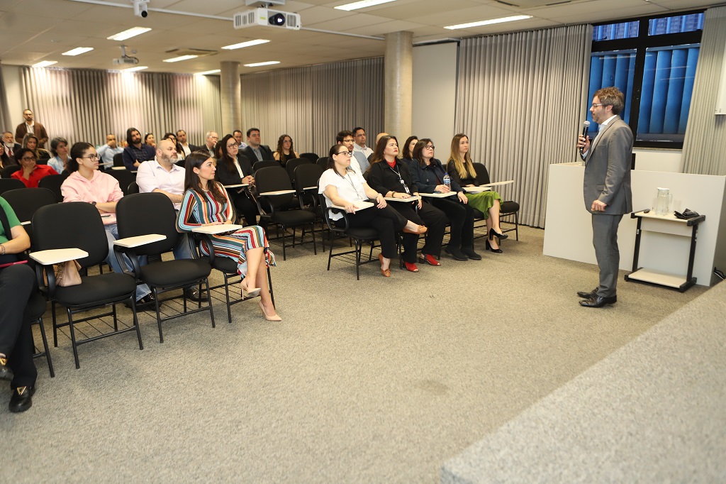 Diretor do Suricato em palestra para integrantes da Rede Mineira de Laboratórios de Inovação - foto: Daniele Fernandes