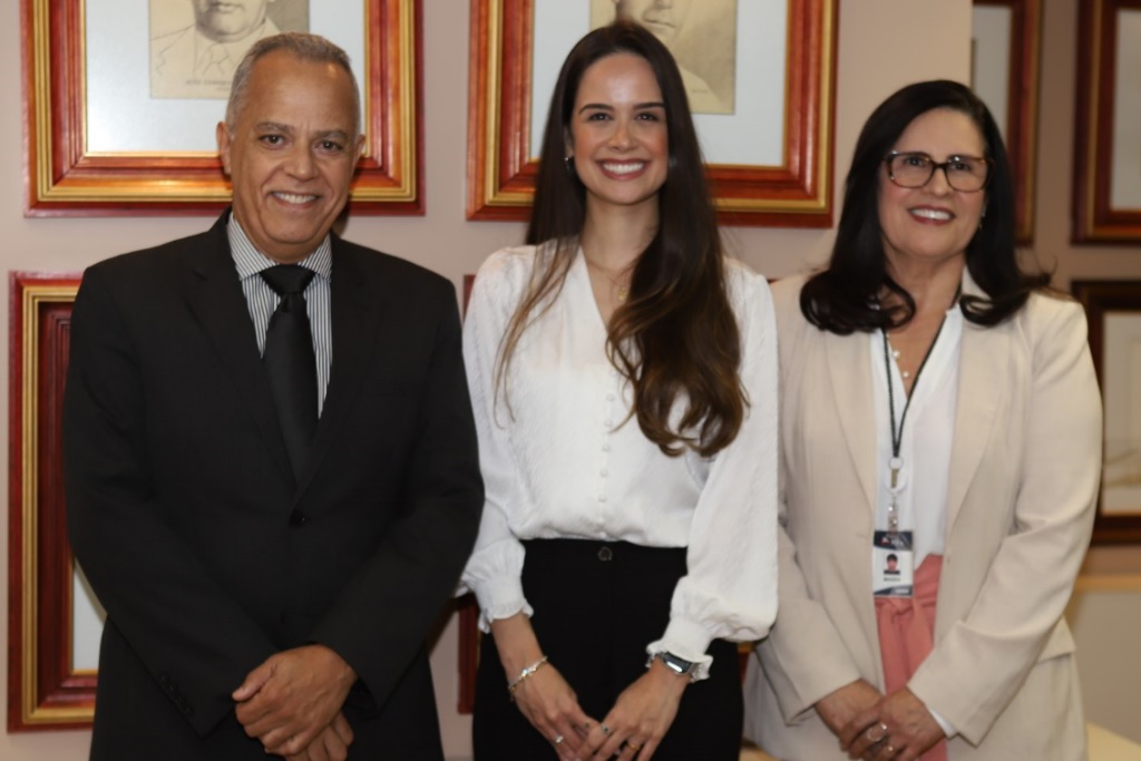 Luciana entre o presidente do TCE, conselheiro Gilberto Diniz, e a mãe, Magda Assis