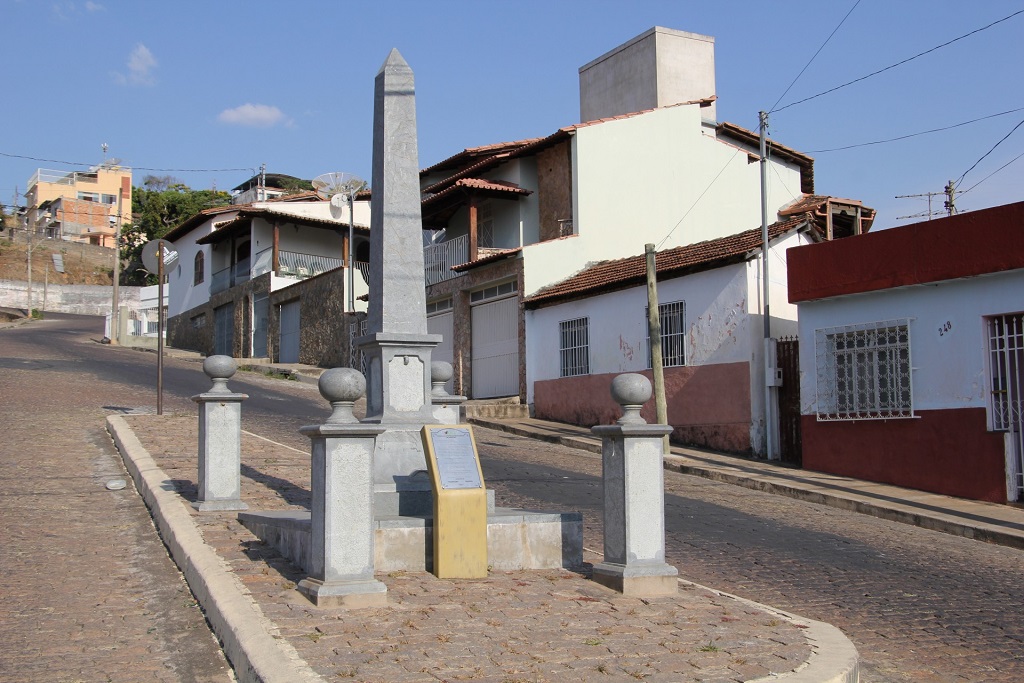 O monumento, que é chamado Pelourinho, foi construído para marcar um importante fato histórico acontecido no município: o último enforcamento realizado no país, em 12/10/1842.