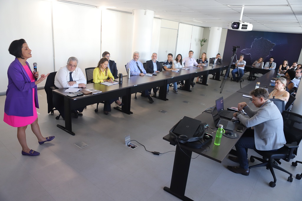 Representante da empresa Kaptun Consultoria, Fabiana Ruas apresenta o plano de capacitação aos servidores 