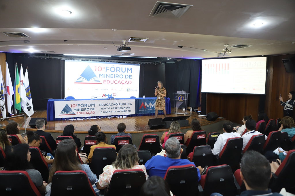 Diretora da Escola de Contas em palestra para gestores da educação de municípios mineiros