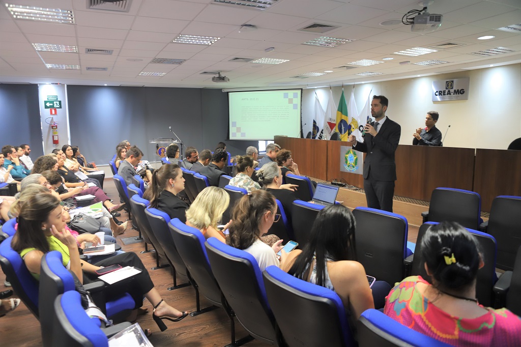 Pedro Henrique Azevedo palestra para representantes de conselhos e ordens profissionais
