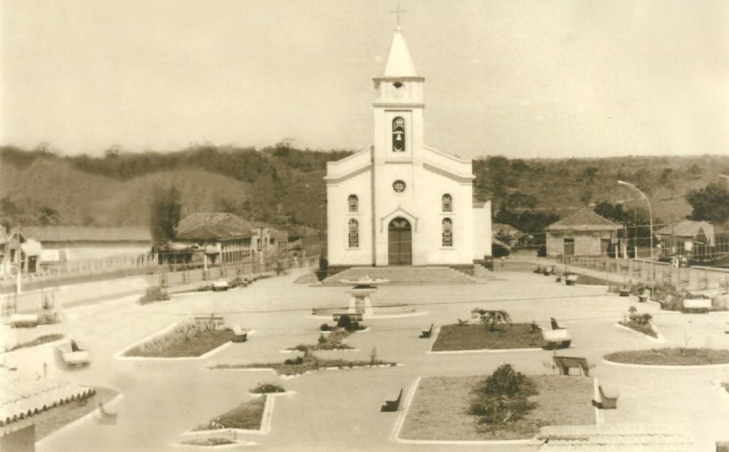 Foto histórica reforma da matriz N. Senhora da Abadia, em 1964, fonte site PM Abadia dos Dourados
