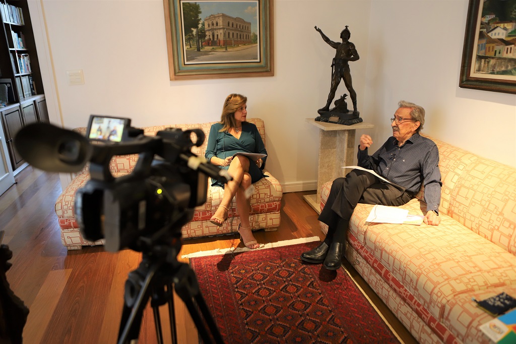 Conselheiro aposentado Maurício Aleixo em entrevista à coordenadora de pós-graduação, Luciana Raso -  Fotos: Felipe Jácome