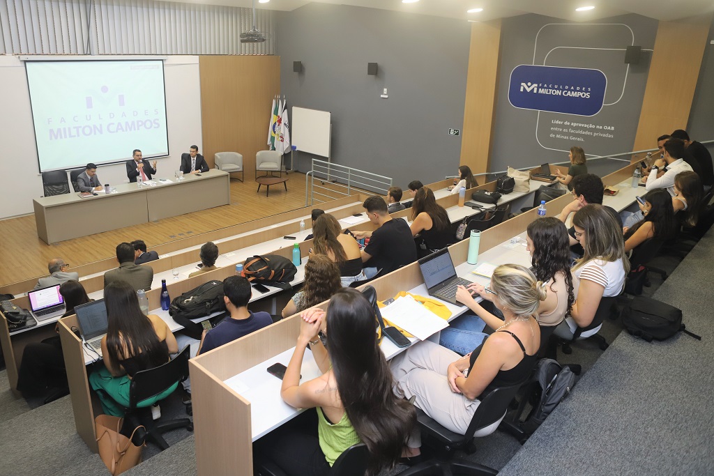 Cláudio Terrão faz palestra sobre Lei Anticorrupção no auditório da Faculdade Milton Campos. Foto: Daniele Fernandes/TCEMG