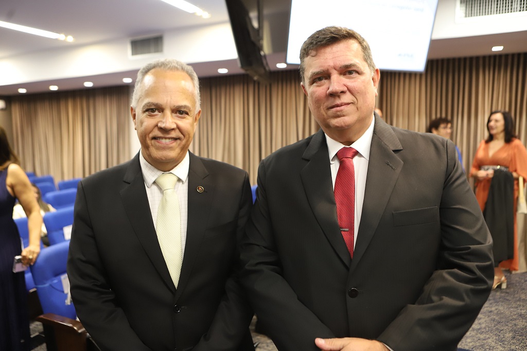 Presidente do Tribunal de Contas e diretor da Faculdade de Direito da UFMG  debatem cooperação técnica - Tribunal de Contas do Estado de Minas Gerais /  TCE-MG