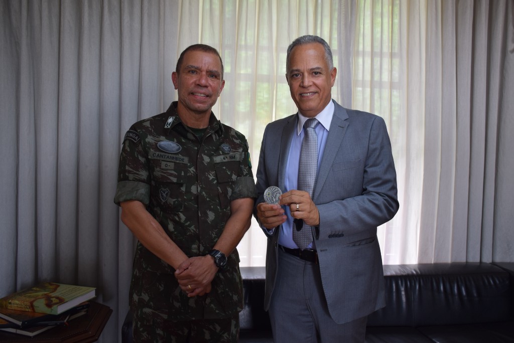 General de divisão Alexandre Oliveira Cantanhede Lago entrega challenge coin ao presidente do TCEMG, conselheiro Gilberto Diniz