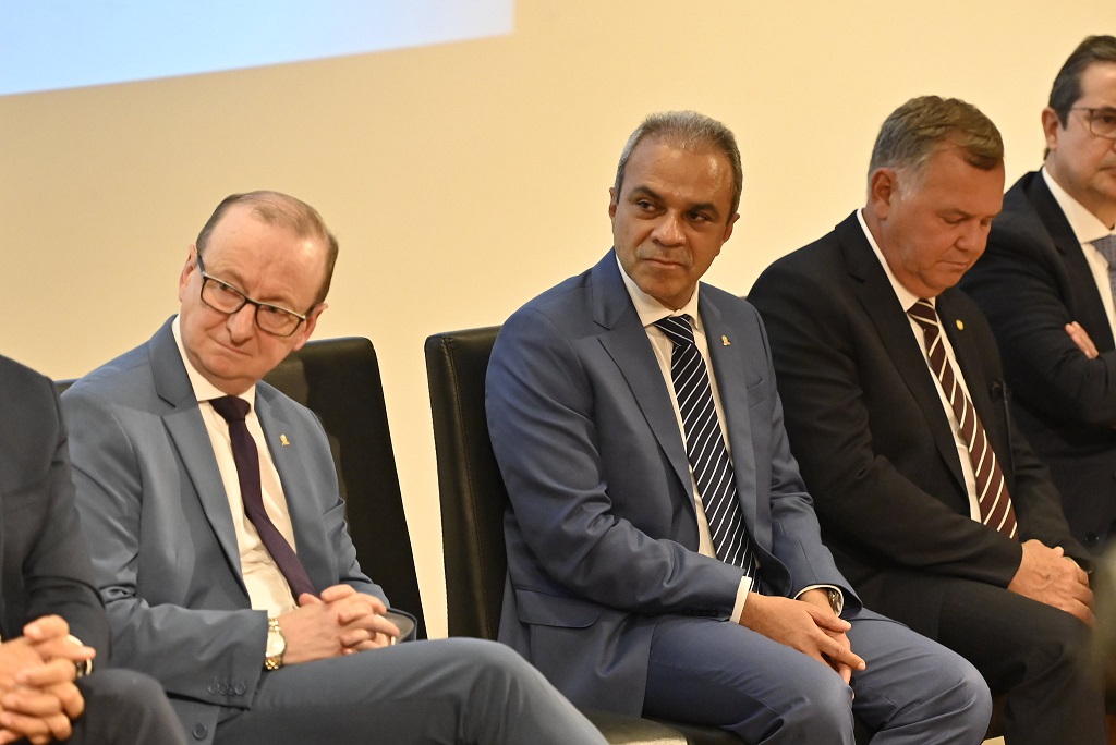 Cézar Miola, ex-presidente da Atricon (à esquerda), e Edilson Silva (ao centro), que tomou posse como presidente para o biênio 24/25 - foto: Atricon