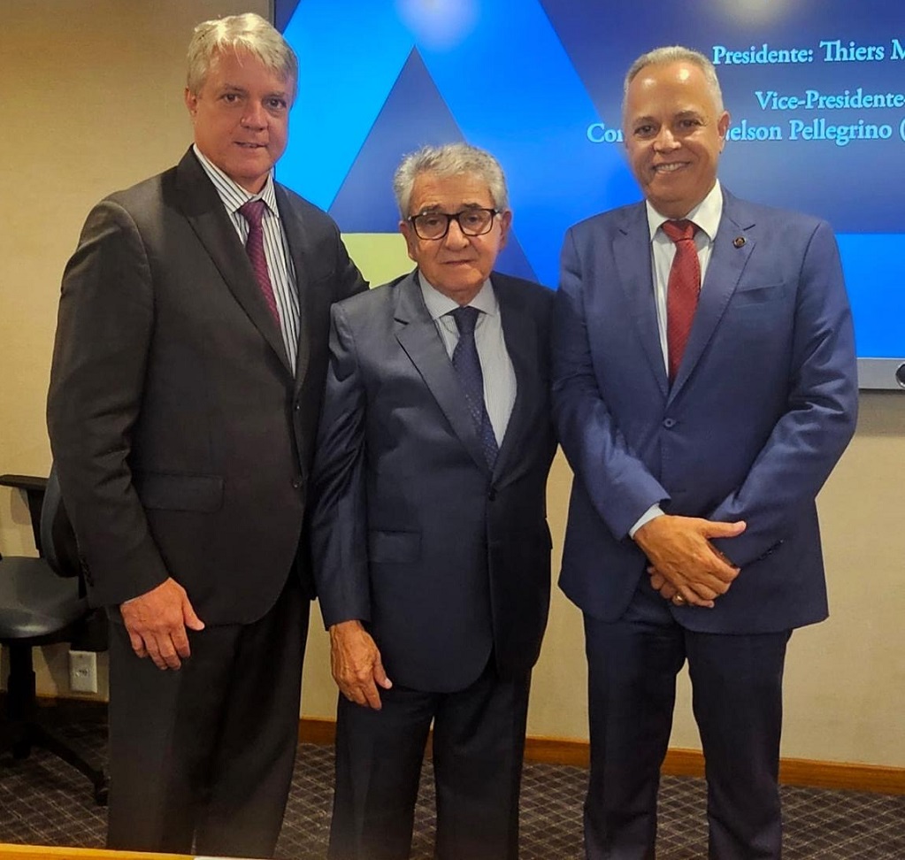 À esquerda, conselheiro Luiz Antônio Guaraná, presidente do TCMRio e do CNPTC, ao centro, Thiers Montebello, presidente da Abracom, e à direita, presidente do TCEMG, conselheiro Gilberto Diniz