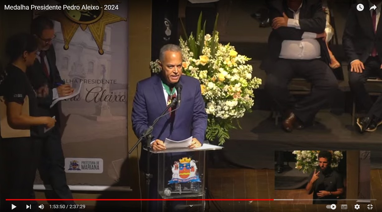 Presidente Gilberto Diniz durante seu discurso em Mariana