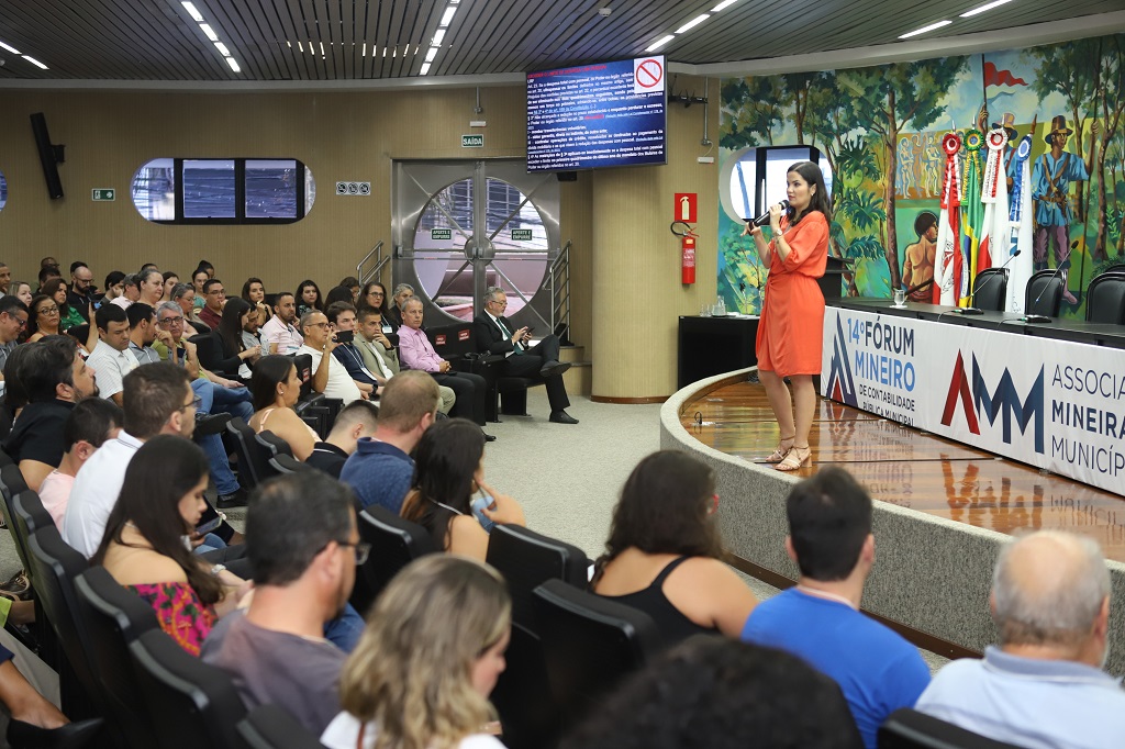 Ane Marla Raimundo palestra em evento da AMM 