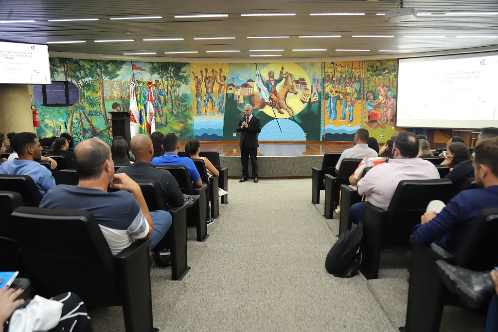 Presidente Gilberto Diniz recebe alunos do curso de pós-graduação à distância - fotos: Vinícius Dias