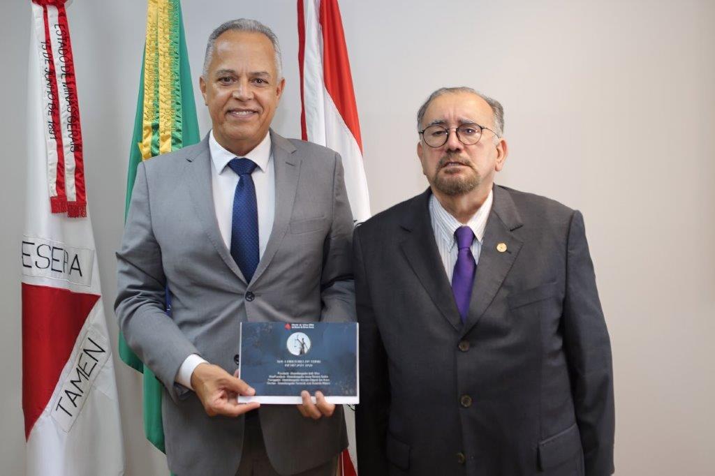 Conselheiro Presidente GIlberto Diniz do TCEMG recebe convite para posse de Jadir Silva, futuro presidente do TJMMG