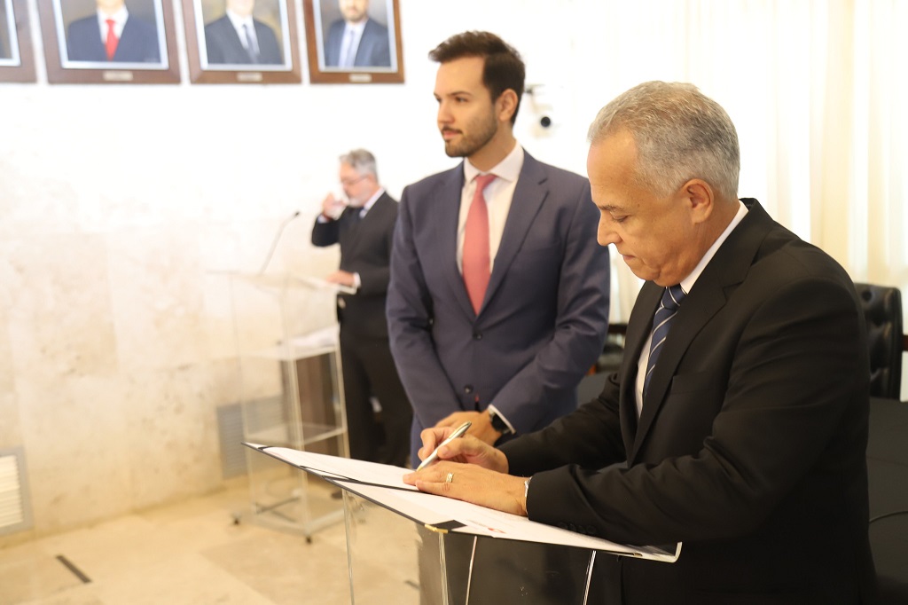 Presidente Gilberto Diniz assina termo de cooperação técnica com a ALMG - foto: Vinícius Dias
