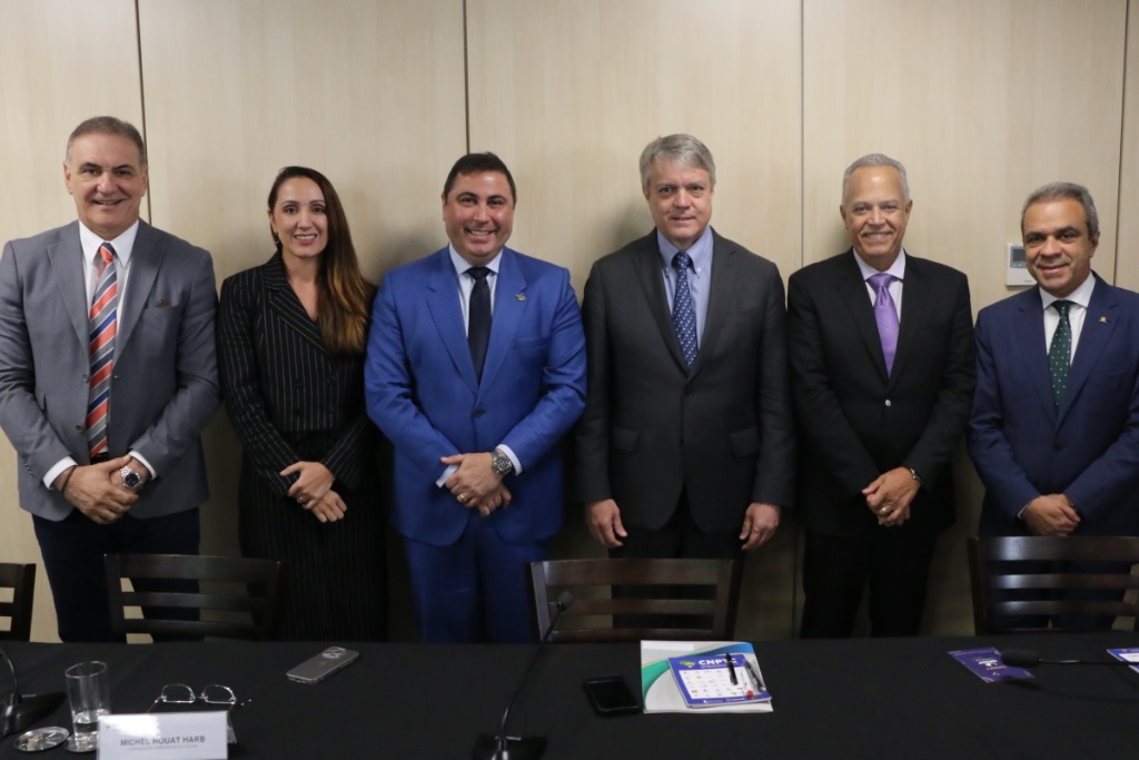 Presidente Gilberto Diniz comemora eleição ao lado de Nelson Pellegrino (TCM-BA); Milene da Cunha, (Audicon); Michel Harb, (TCE-AP); Luiz Antônio Guaraná, (CNPTC); e Edilson Silva (Atricon) - Foto Guto Kuerten - Acom TCE/SC